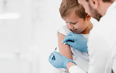 imagem de vacinação em criança